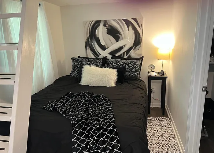 The Double Door Inn - Unit 1
